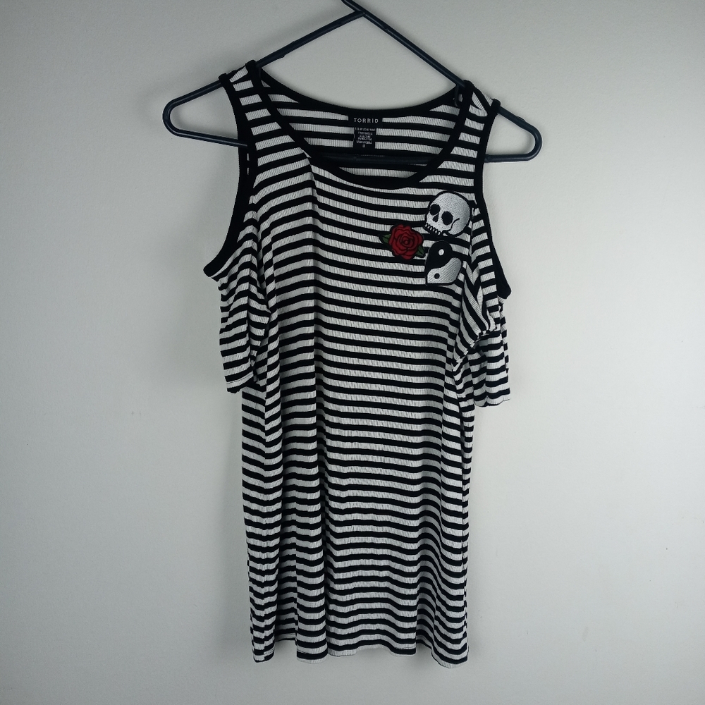 Torrid Cold Shoulder Skull Rose Top Size 0
